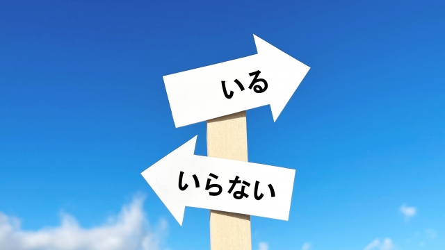 衣類を丁寧に折りたたみながら思いを込める人