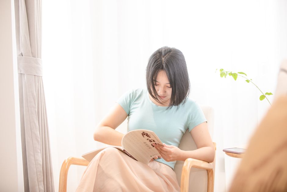静かに考え込む女性のイメージ