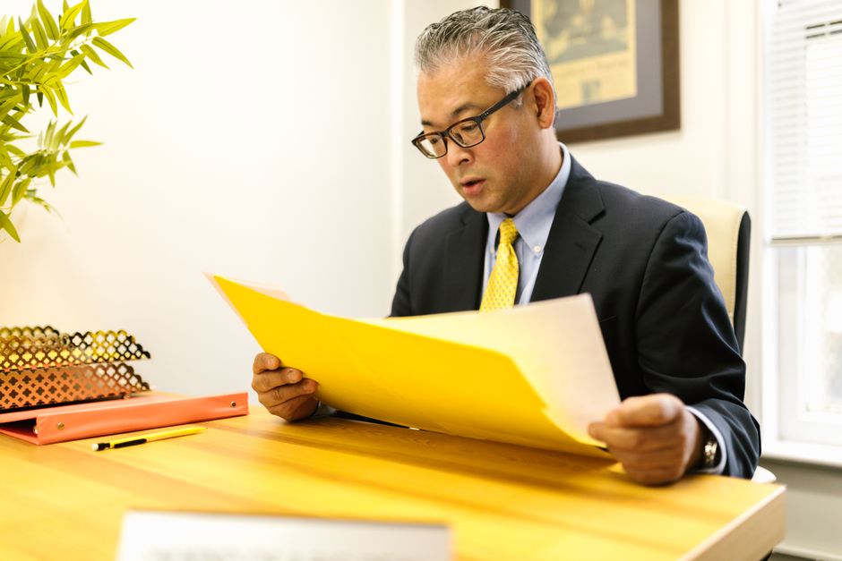 書類を丁寧に確認する人物