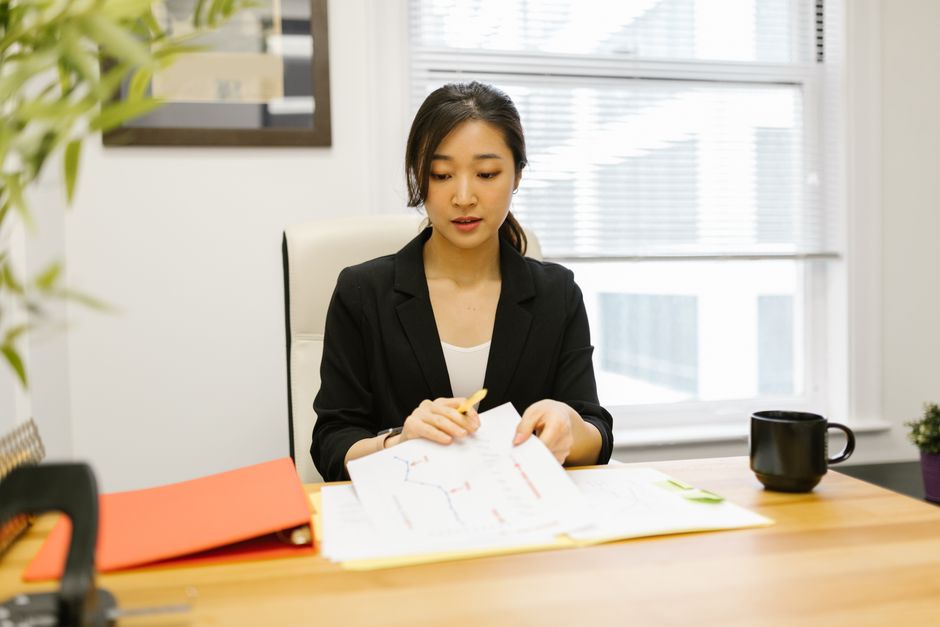 見積書を確認する女性のイメージ