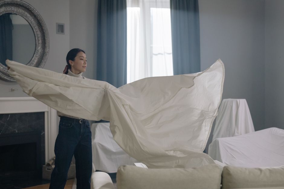 片付いた部屋で安心する女性のイメージ