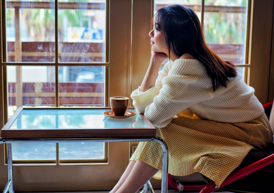 次の一歩を考えて一人で休む女性