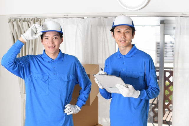 見積もり書を見ながら料金の仕組みを確認する中年男性