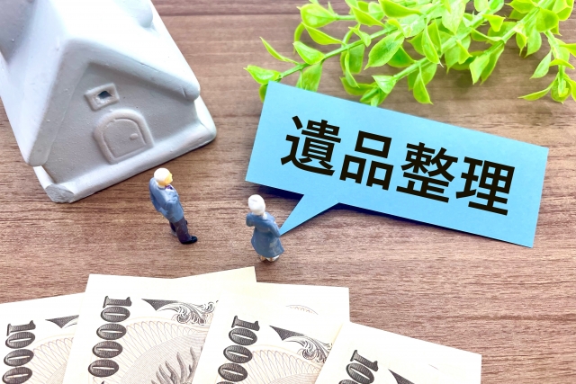 相続放棄を考える人が銀行書類を慎重に扱っている様子