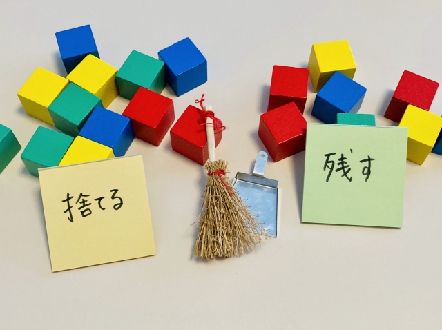 自宅の不用品を整理・分別する様子