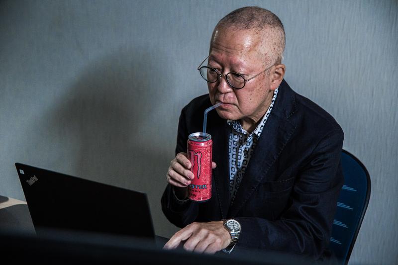 地主に連絡する日本人男性