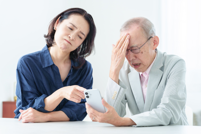 許可証を示す日本の企業担当者