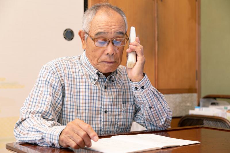 遺族が弁護士と相談する個室での相談風景