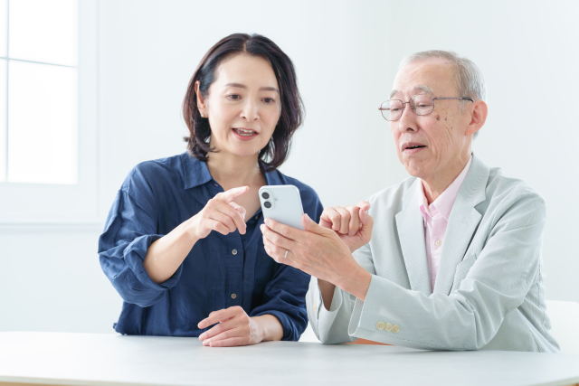 電話で公的相談窓口に相談している人物