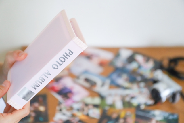 故人とギターを奏でた若き日の思い出の写真