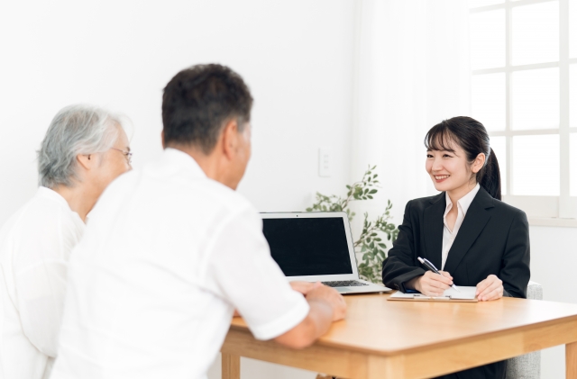書類を手に持ち確認する女性